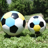 公园里的永恒赛局玻璃钢仿真足球雕塑的艺术定制