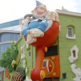 玻璃钢抽象卡通雕塑为幼儿园注入灵魂