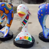 灵动海天玻璃钢卡通彩绘海豚雕塑的艺术定制之旅