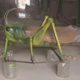 一尊玻璃钢蚂蚱雕塑，如何成为自然与工艺的结晶