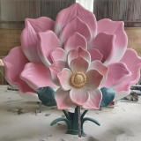 定格水中央玻璃钢仿真荷花雕塑的艺术与技术