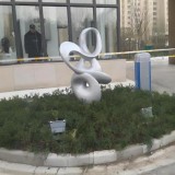 草坪上的无声诗篇玻璃钢抽象异形雕塑的美学叙事