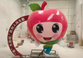 红晕上的童趣论玻璃钢卡通苹果雕塑的空间魔法