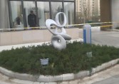 草坪上的无声诗篇玻璃钢抽象异形雕塑的美学叙事