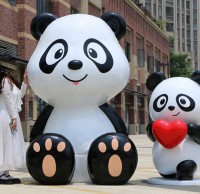 城市网红打卡玻璃钢卡通小熊猫雕塑