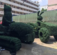 园林卡通动物铲车绿雕植物雕塑