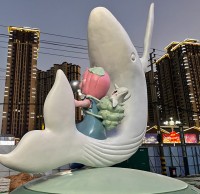 卡通玻璃钢小女孩鲸鱼雕塑