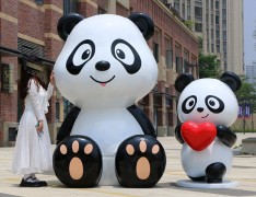 城市网红打卡玻璃钢卡通小熊猫雕塑